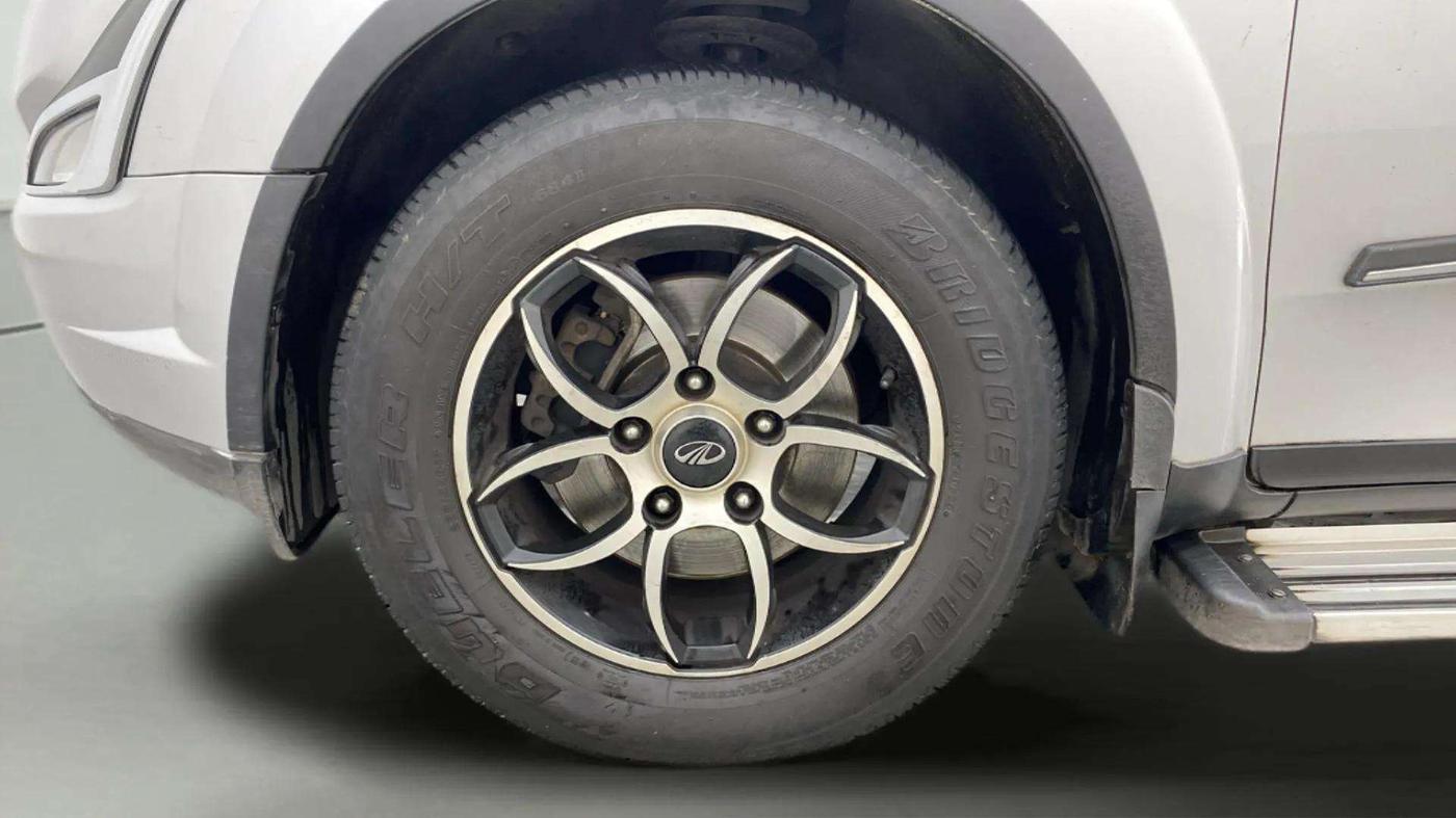 2020 Mahindra XUV500 W7, Diesel, Manual, 64,368 km, Left Front Wheel