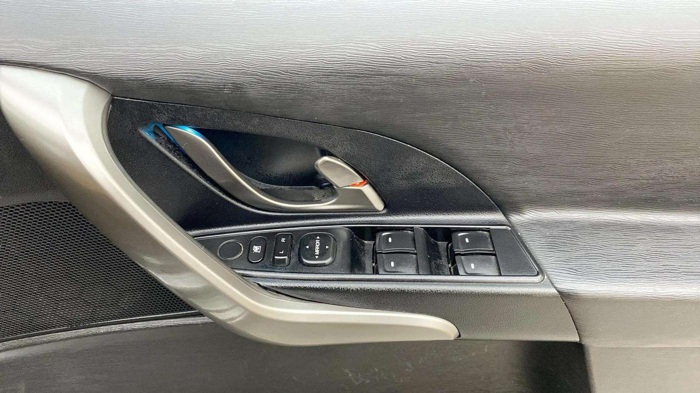 2020 Mahindra XUV500 W7, Diesel, Manual, 64,368 km, Driver Side Door Panels Control