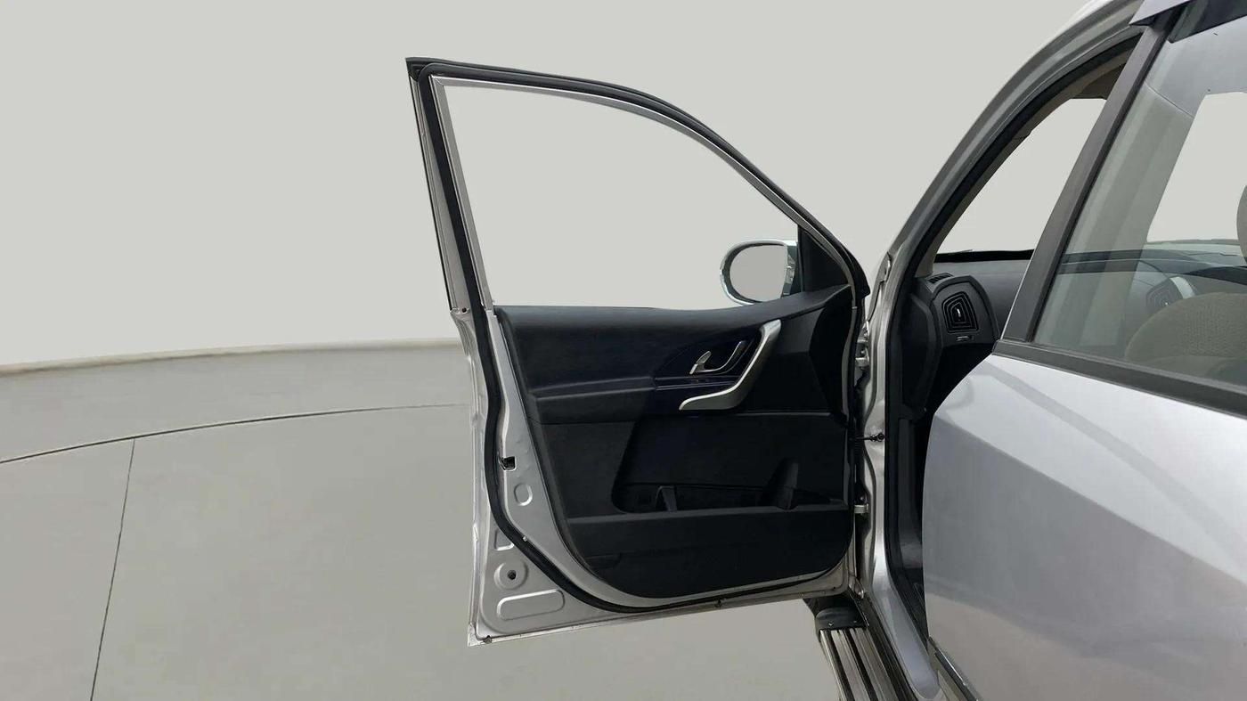 2020 Mahindra XUV500 W7, Diesel, Manual, 64,368 km, LHS Front Door
