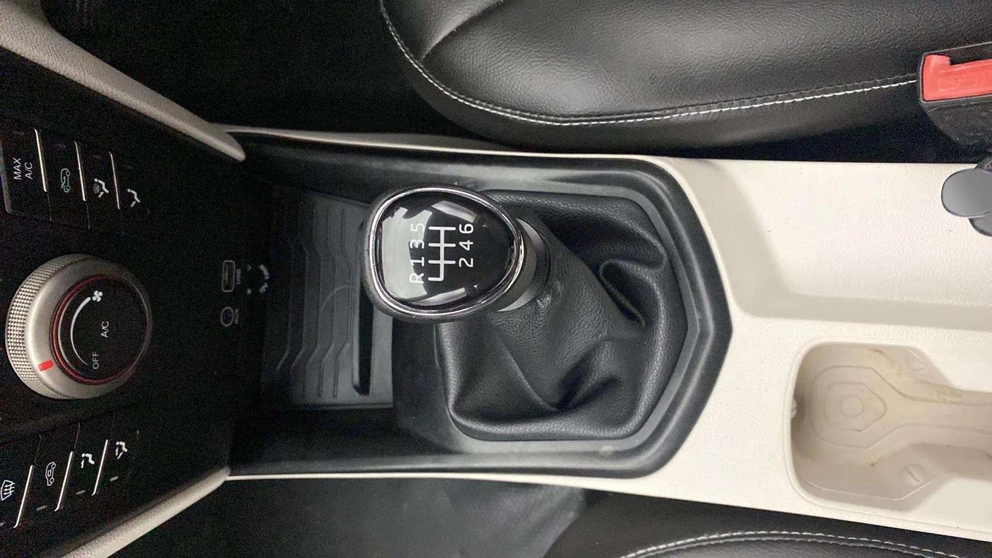 2019 Mahindra XUV300 W6 1.2 PETROL, Petrol, Manual, 48,619 km, Gear Lever