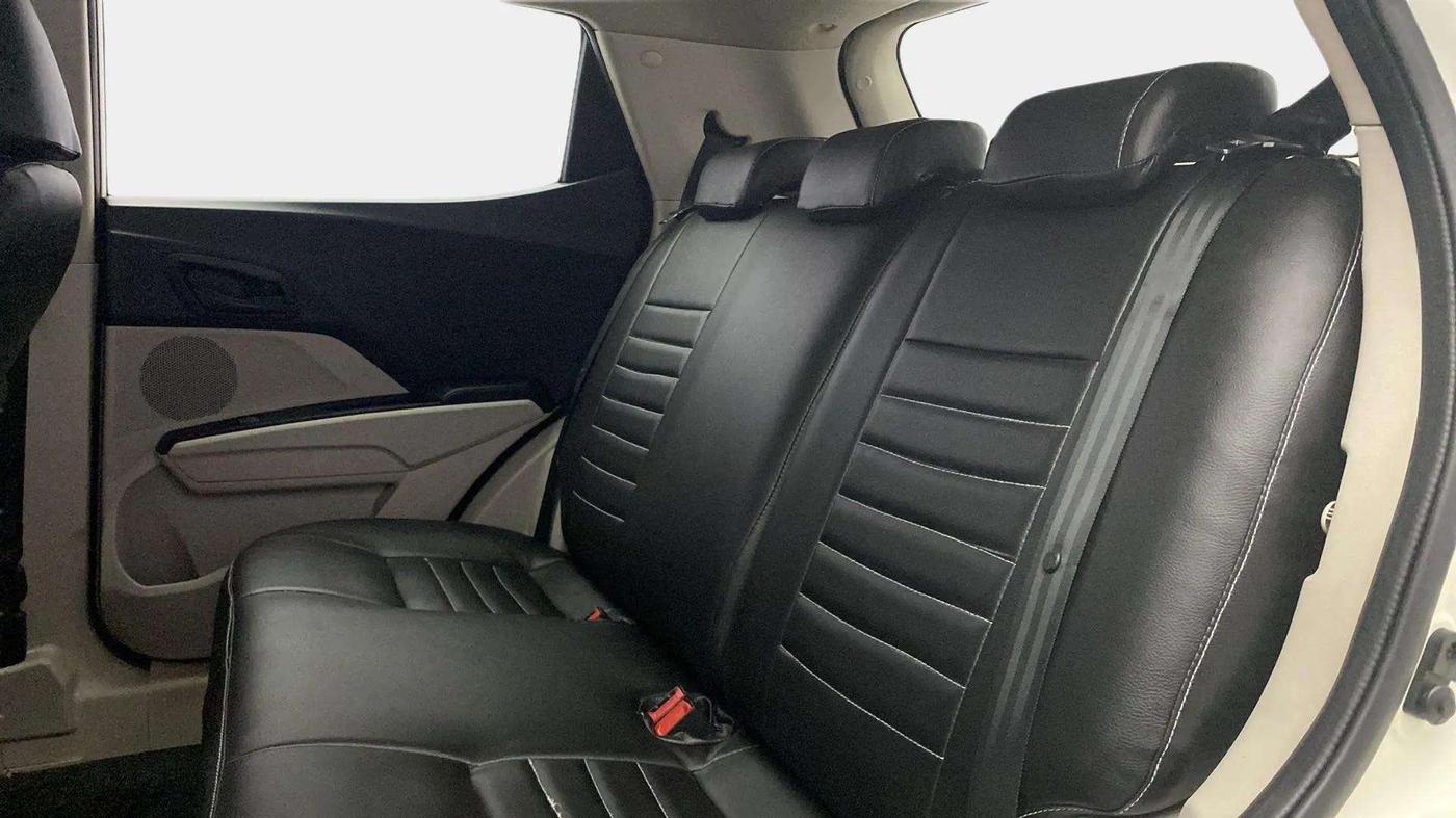 2019 Mahindra XUV300 W6 1.2 PETROL, Petrol, Manual, 48,619 km, Right Side Rear Door Cabin