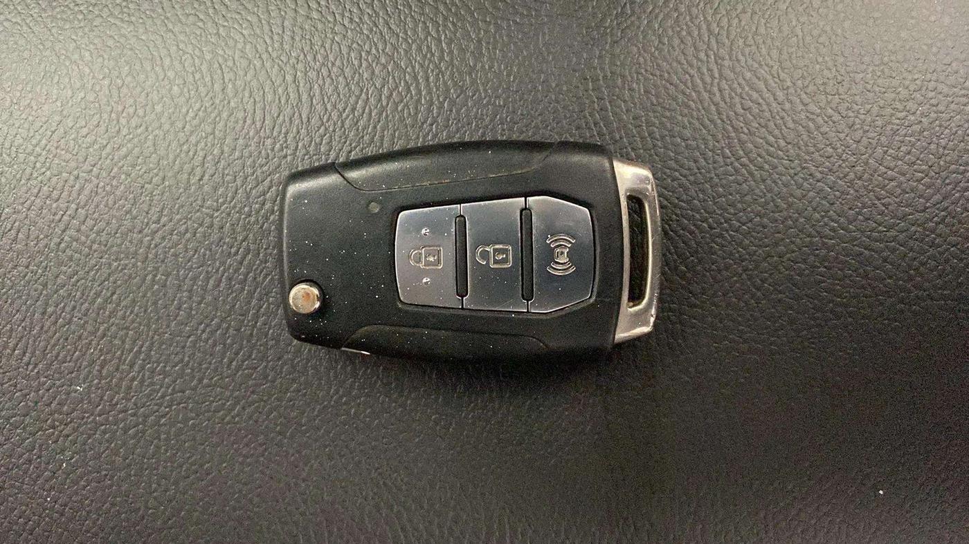 2019 Mahindra XUV300 W6 1.2 PETROL, Petrol, Manual, 48,619 km, Key Close Up