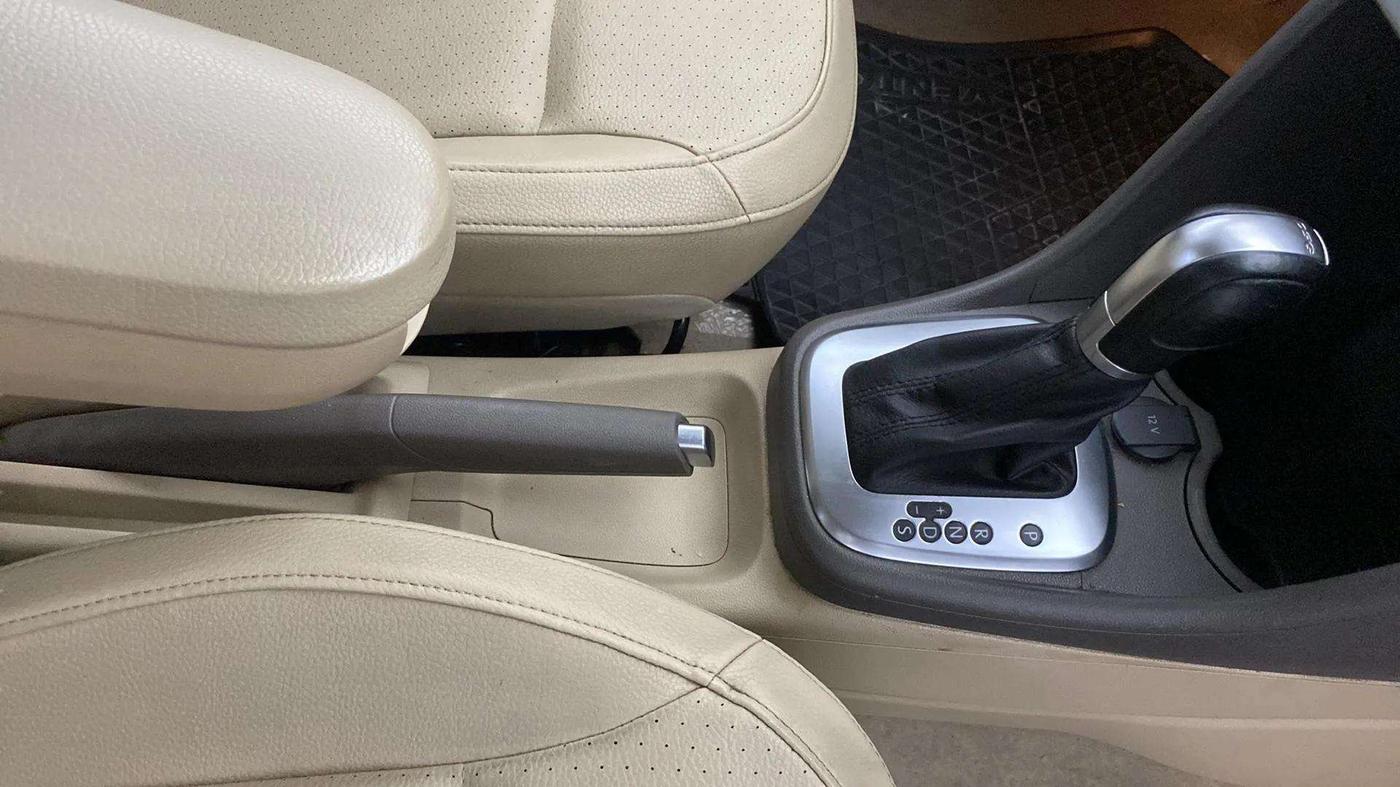 2018 Volkswagen Vento 1.2 TSI HIGHLINE PLUS AT, Petrol, Automatic, 84,102 km, Gear Lever