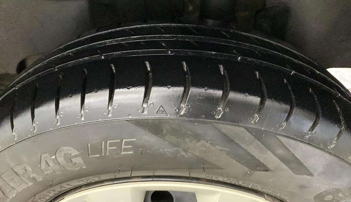 2018 Maruti Swift VXI AMT, Petrol, Automatic, 90,587 km, Right Rear Tyre Tread