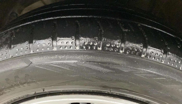 2019 Maruti Swift LXI, CNG, Manual, 83,518 km, Left Rear Tyre Tread