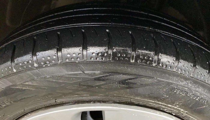 2019 Maruti Swift LXI, CNG, Manual, 83,518 km, Right Front Tyre Tread