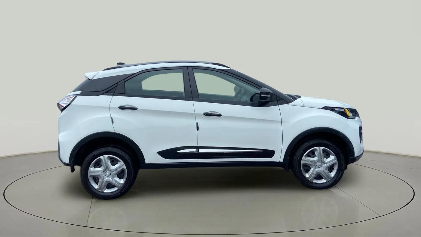 2023 Tata NEXON XM PLUS SUNROOF PETROL, Petrol, Manual, 13,424 km, Right Side View
