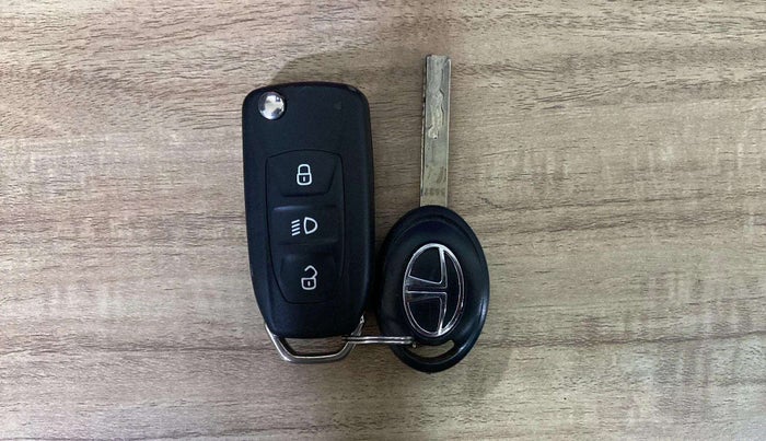 2023 Tata NEXON XM PLUS SUNROOF PETROL, Petrol, Manual, 13,424 km, Key Close Up