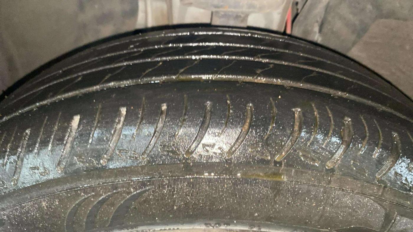 2023 Nissan MAGNITE XE, Petrol, Manual, 40,347 km, Left Front Tyre Tread