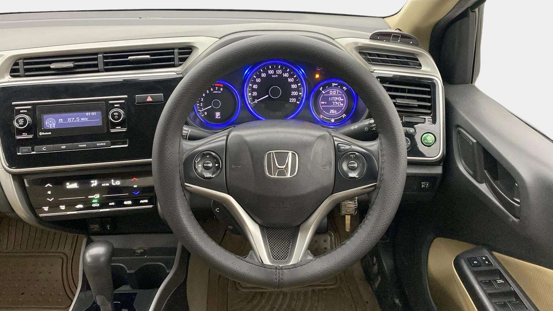 Steering-wheel-close-up-29