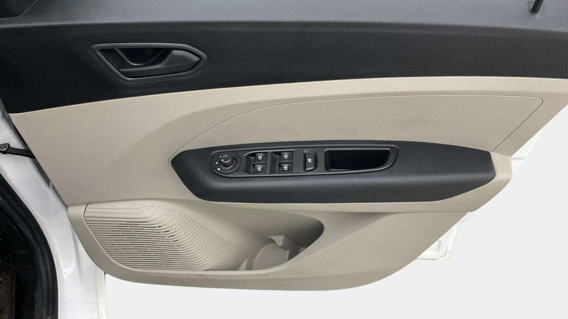 Driver-side-door-panel-control-39