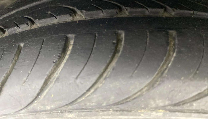 2017 Hyundai Eon MAGNA +, Petrol, Manual, 42,147 km, Left Front Tyre Tread
