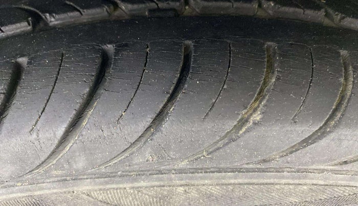 2017 Hyundai Eon MAGNA +, Petrol, Manual, 42,147 km, Right Front Tyre Tread