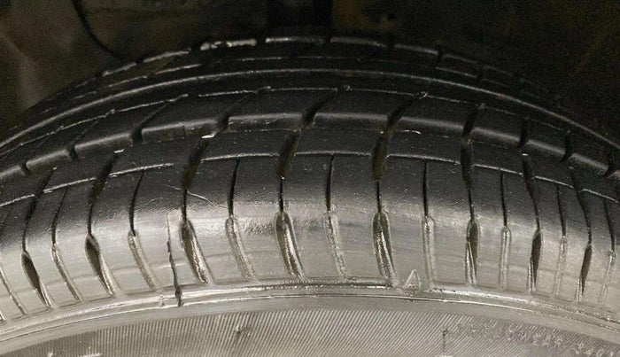 2016 Hyundai Elite i20 MAGNA 1.2, CNG, Manual, 73,992 km, Left Front Tyre Tread