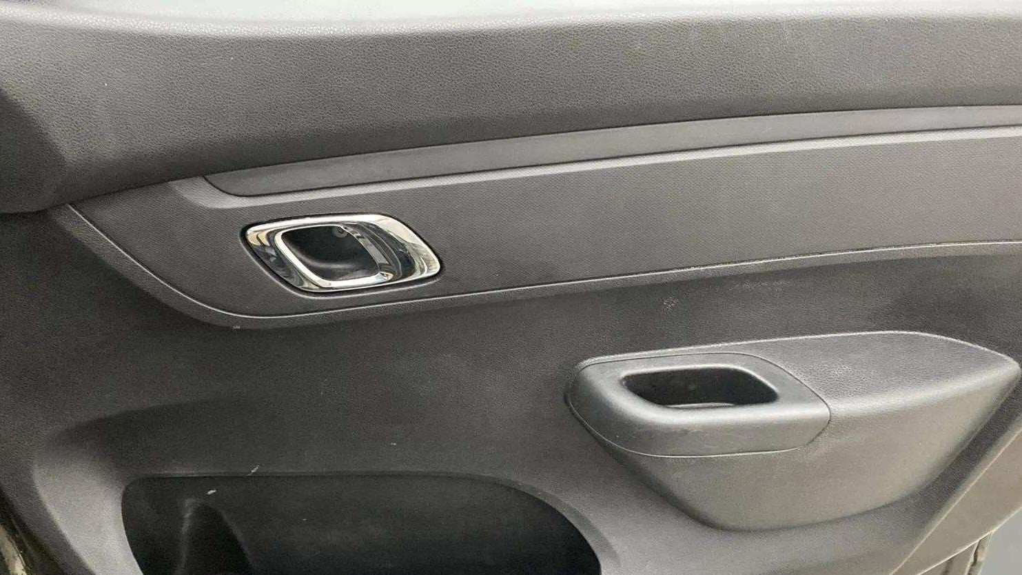 Driver-side-door-panel-control-39