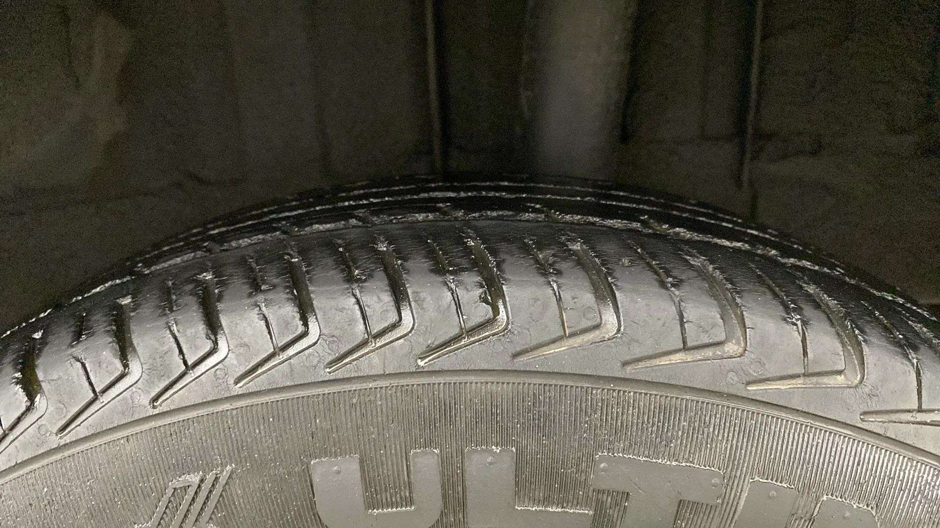 LHS-Rear-Tyre-Tread-21