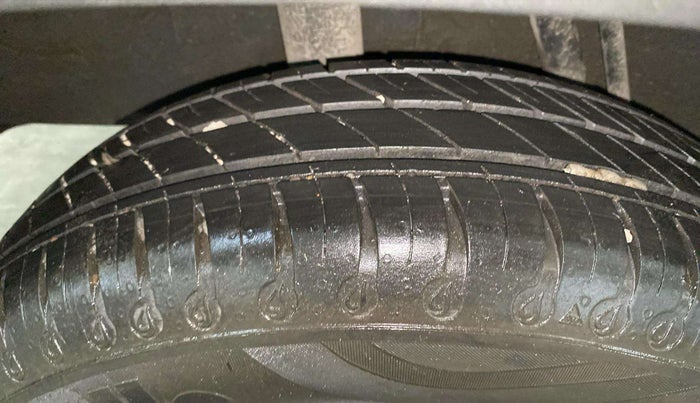 2021 Renault Kwid RXT 1.0 AMT, Petrol, Automatic, 9,999 km, Right Rear Tyre Tread