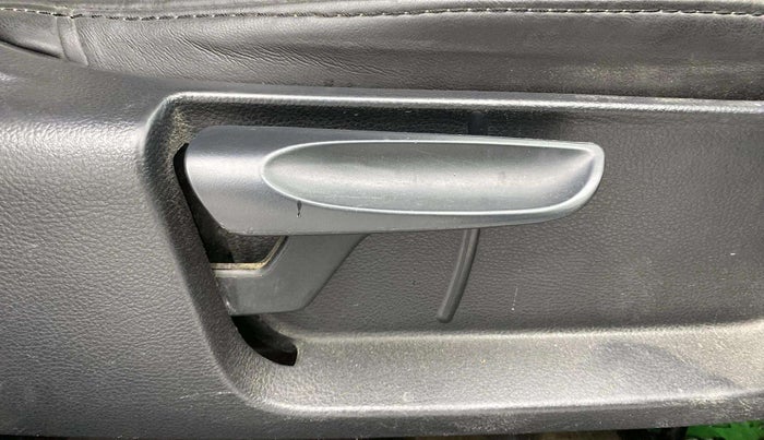 2015 Volkswagen Polo COMFORTLINE 1.2L, Petrol, Manual, 80,887 km, Driver Side Adjustment Panel