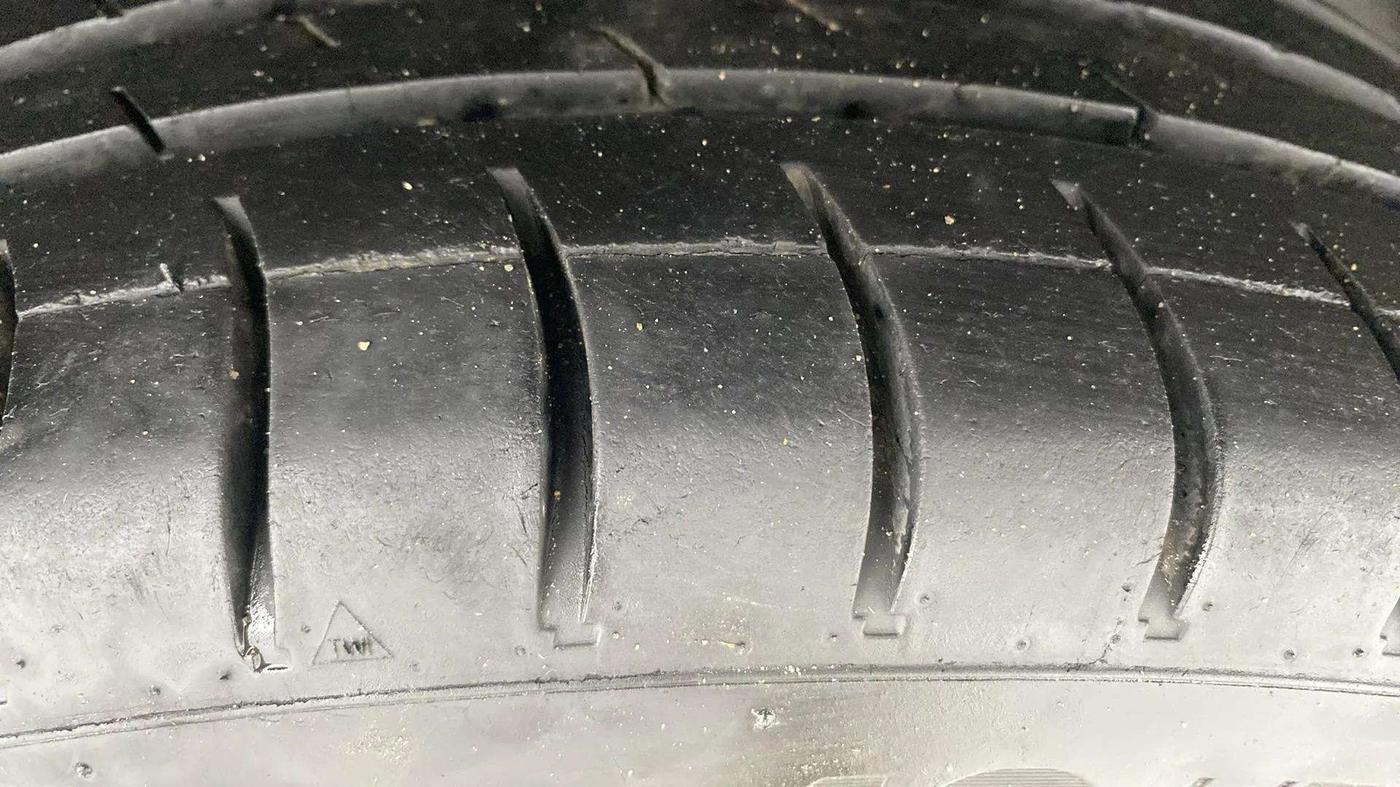 2015 Volkswagen Polo COMFORTLINE 1.2L, Petrol, Manual, 81,008 km, Right Rear Tyre Tread