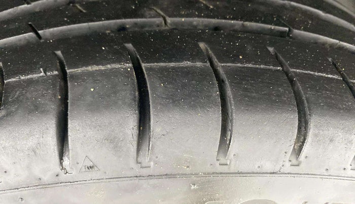 2015 Volkswagen Polo COMFORTLINE 1.2L, Petrol, Manual, 80,887 km, Right Rear Tyre Tread