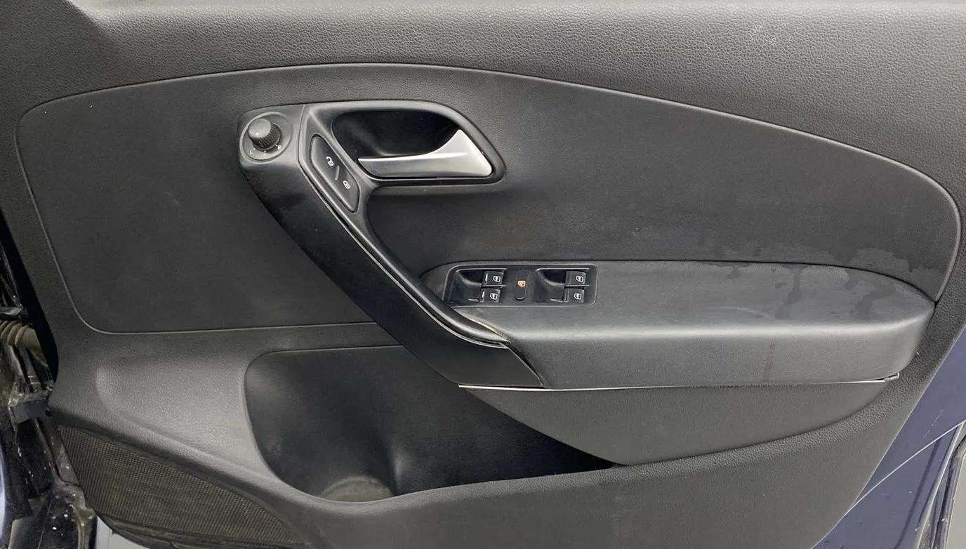 2015 Volkswagen Polo COMFORTLINE 1.2L, Petrol, Manual, 81,008 km, Driver Side Door Panels Control
