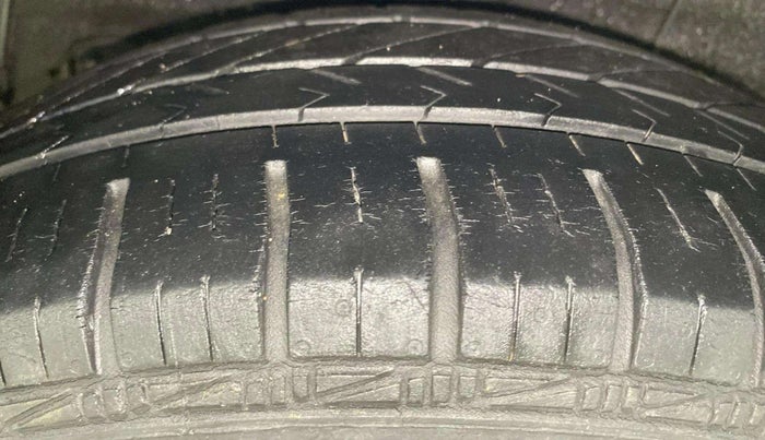2014 Hyundai Xcent S (O) 1.2, Petrol, Manual, 1,03,270 km, Right Rear Tyre Tread