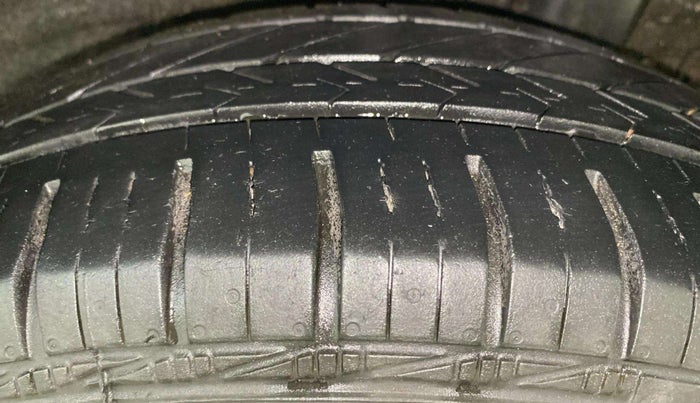 2014 Hyundai Xcent S (O) 1.2, Petrol, Manual, 1,03,270 km, Left Rear Tyre Tread