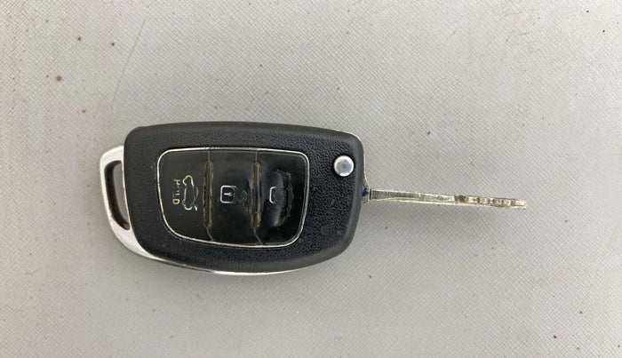 2014 Hyundai Xcent S (O) 1.2, Petrol, Manual, 1,03,270 km, Key Close Up