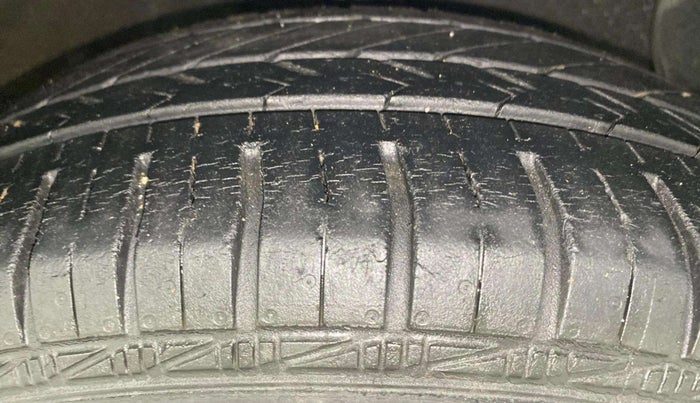 2014 Hyundai Xcent S (O) 1.2, Petrol, Manual, 1,03,270 km, Right Front Tyre Tread