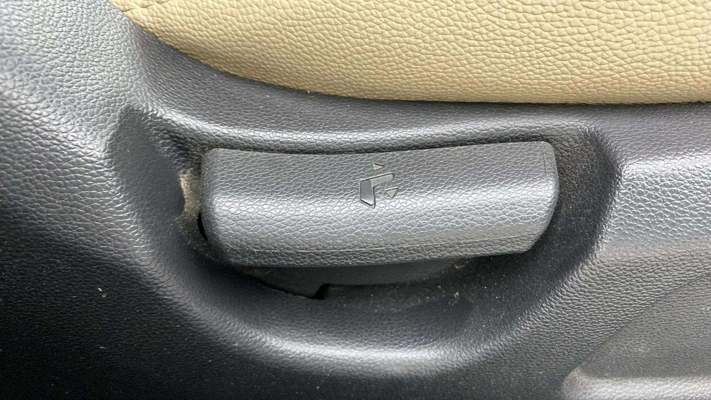 2020 Hyundai Elite i20 MAGNA PLUS 1.2, Petrol, Manual, 53,107 km, Driver Side Adjustment Panel