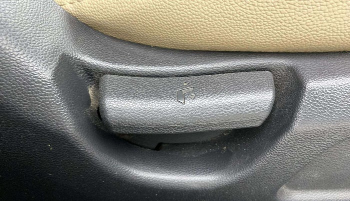 2020 Hyundai Elite i20 MAGNA PLUS 1.2, Petrol, Manual, 53,107 km, Driver Side Adjustment Panel