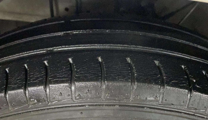 2019 Hyundai NEW SANTRO MAGNA CNG, CNG, Manual, 32,831 km, Left Front Tyre Tread