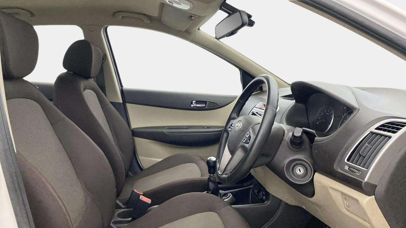 2013 Hyundai i20 SPORTZ 1.2, Petrol, Manual, 33,181 km, Right Side Front Door Cabin
