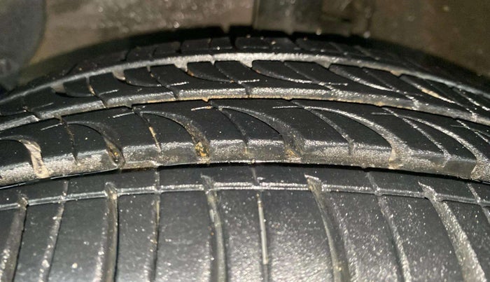 2014 Hyundai Grand i10 ASTA 1.1 CRDI (O), Diesel, Manual, 64,682 km, Left Front Tyre Tread