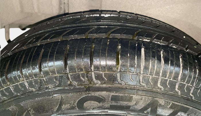 2016 Maruti Swift Dzire VXI, Petrol, Manual, 76,891 km, Right Rear Tyre Tread