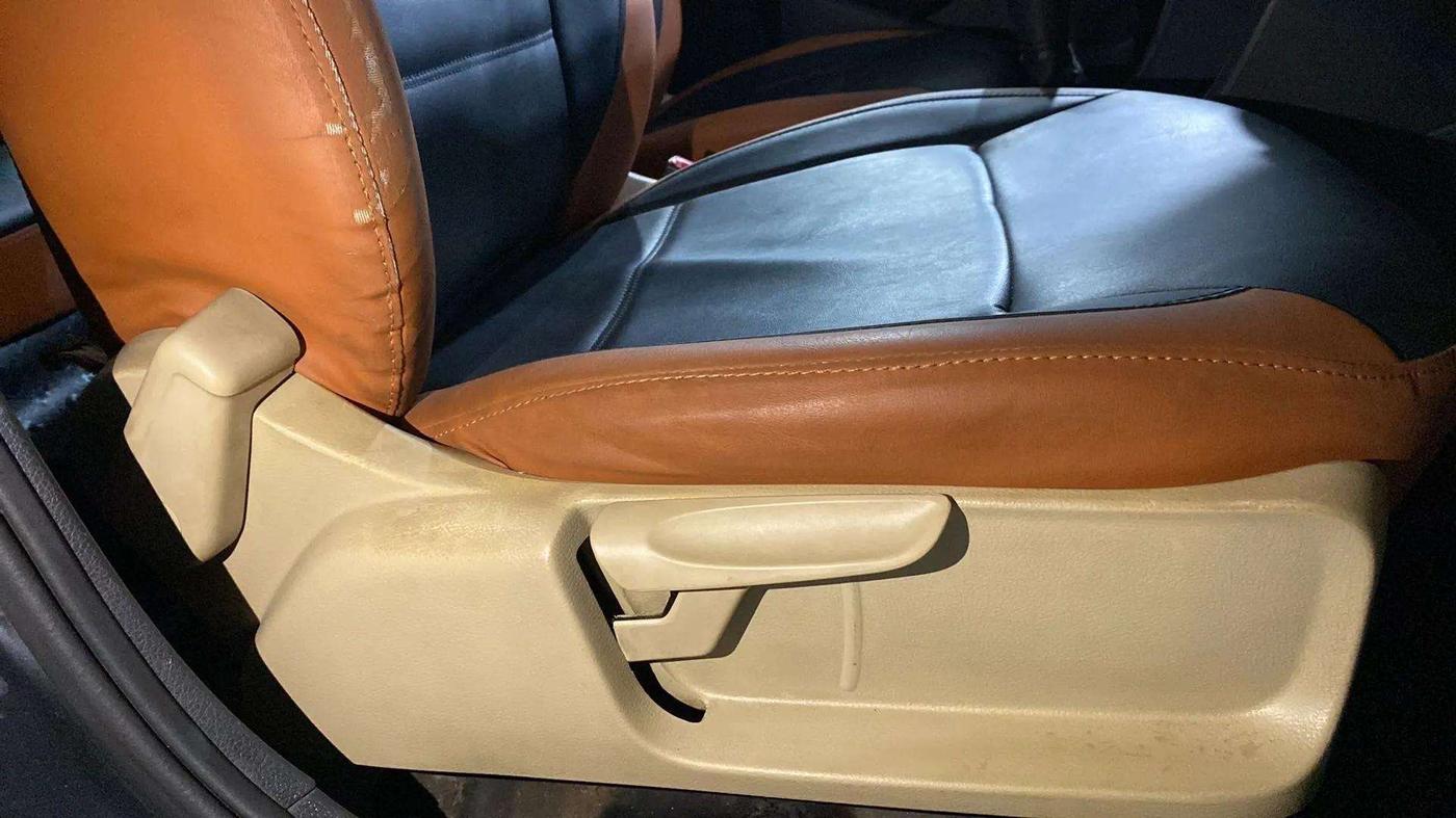 2017 Volkswagen Ameo COMFORTLINE PLUS 1.2L, Petrol, Manual, 70,456 km, Driver Side Adjustment Panel