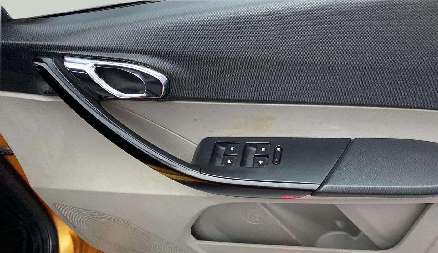2017 Tata Tiago XZA PETROL, Petrol, Automatic, 52,066 km, Driver Side Door Panels Control