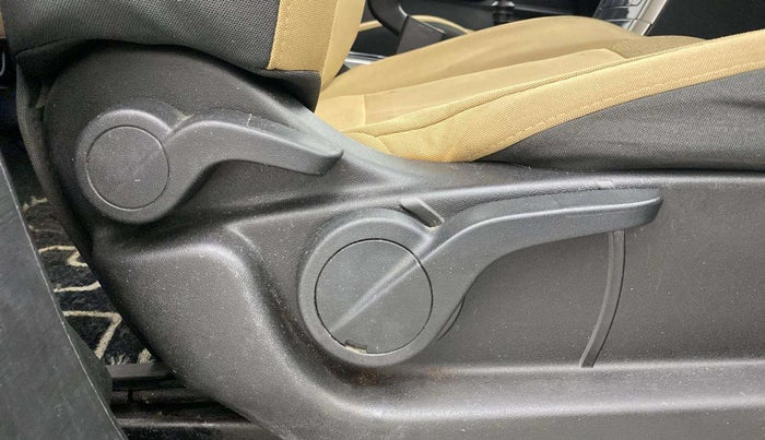 2018 Mahindra XUV500 W7, Diesel, Manual, 83,915 km, Driver Side Adjustment Panel