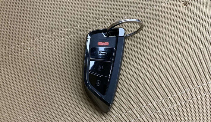 2018 Mahindra XUV500 W7, Diesel, Manual, 83,915 km, Key Close Up