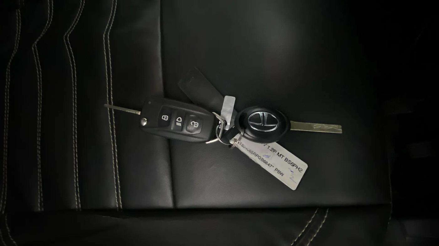 2024 Tata PUNCH ADVENTURE MT, Petrol, Manual, 20,487 km, Key Close Up