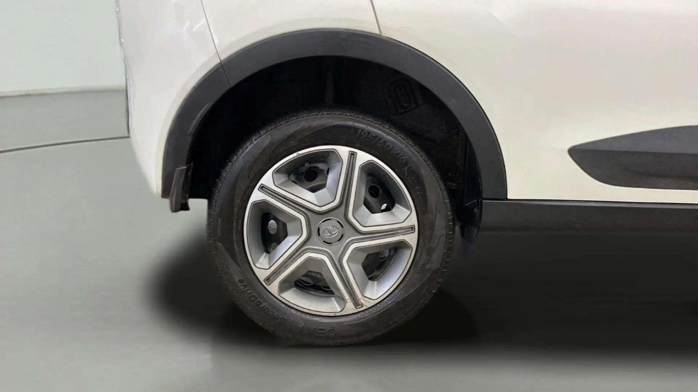 2018 Tata NEXON XT DIESEL, Diesel, Manual, 72,498 km, Right Rear Wheel