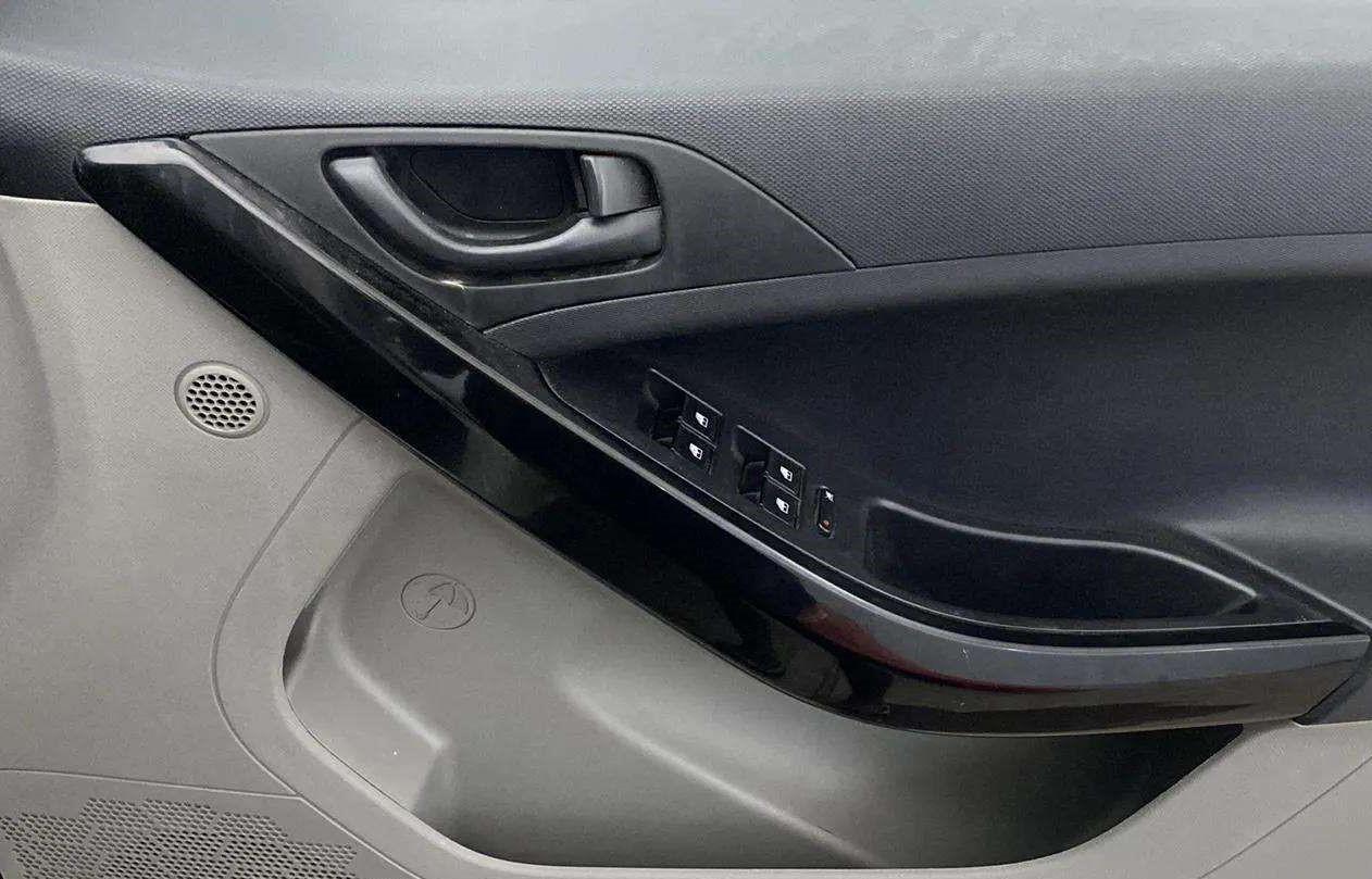 2018 Tata NEXON XT DIESEL, Diesel, Manual, 72,498 km, Driver Side Door Panels Control