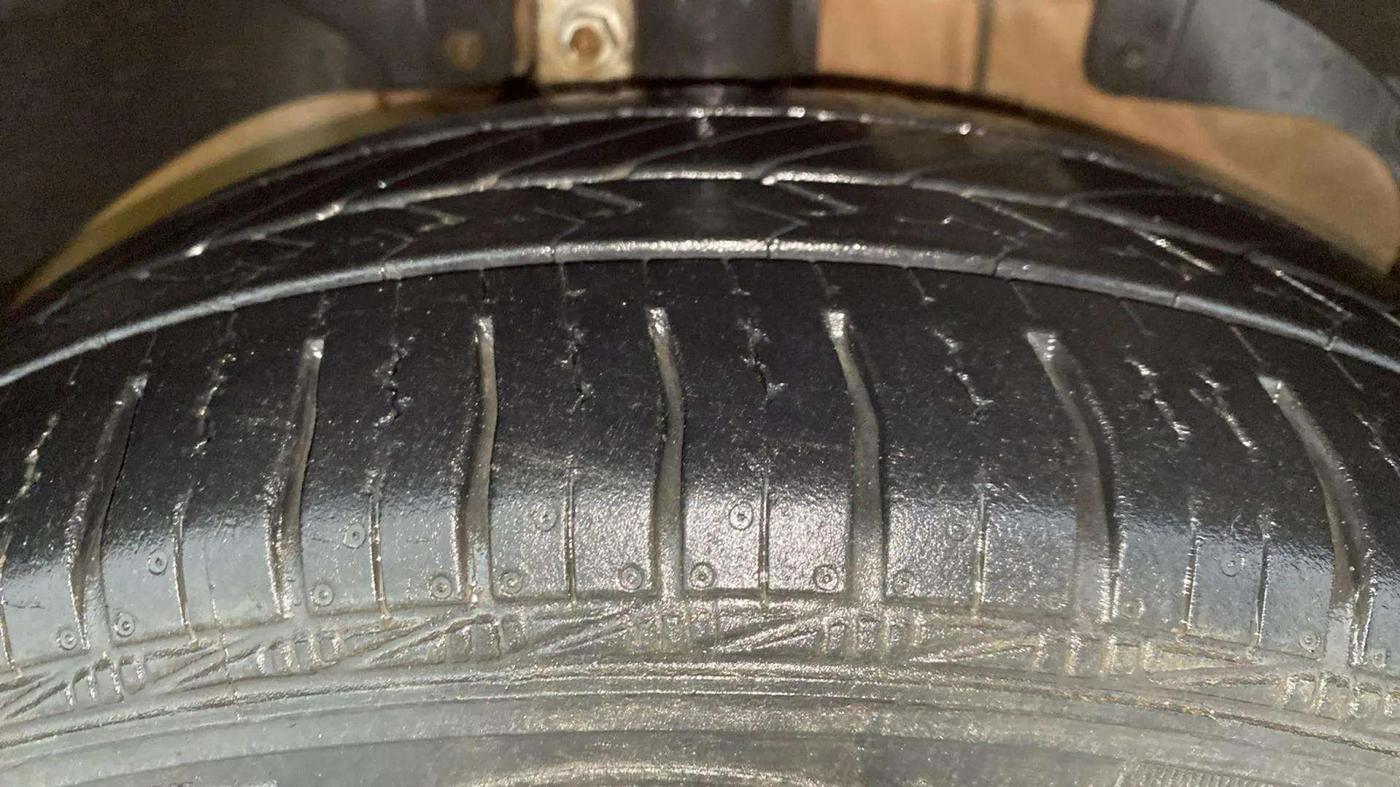 2014 Ford Figo TITANIUM 1.2 PETROL, Petrol, Manual, 57,773 km, Right Front Tyre Tread
