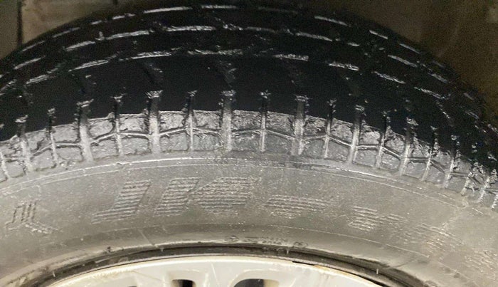 2016 Maruti Swift VXI, Petrol, Manual, 48,447 km, Left Rear Tyre Tread