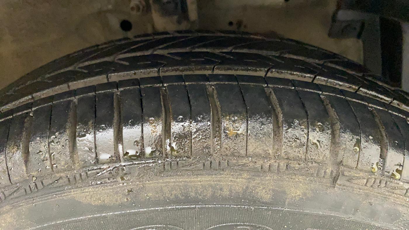 2016 Maruti Swift Dzire LXI, Petrol, Manual, 48,498 km, Right Front Tyre Tread