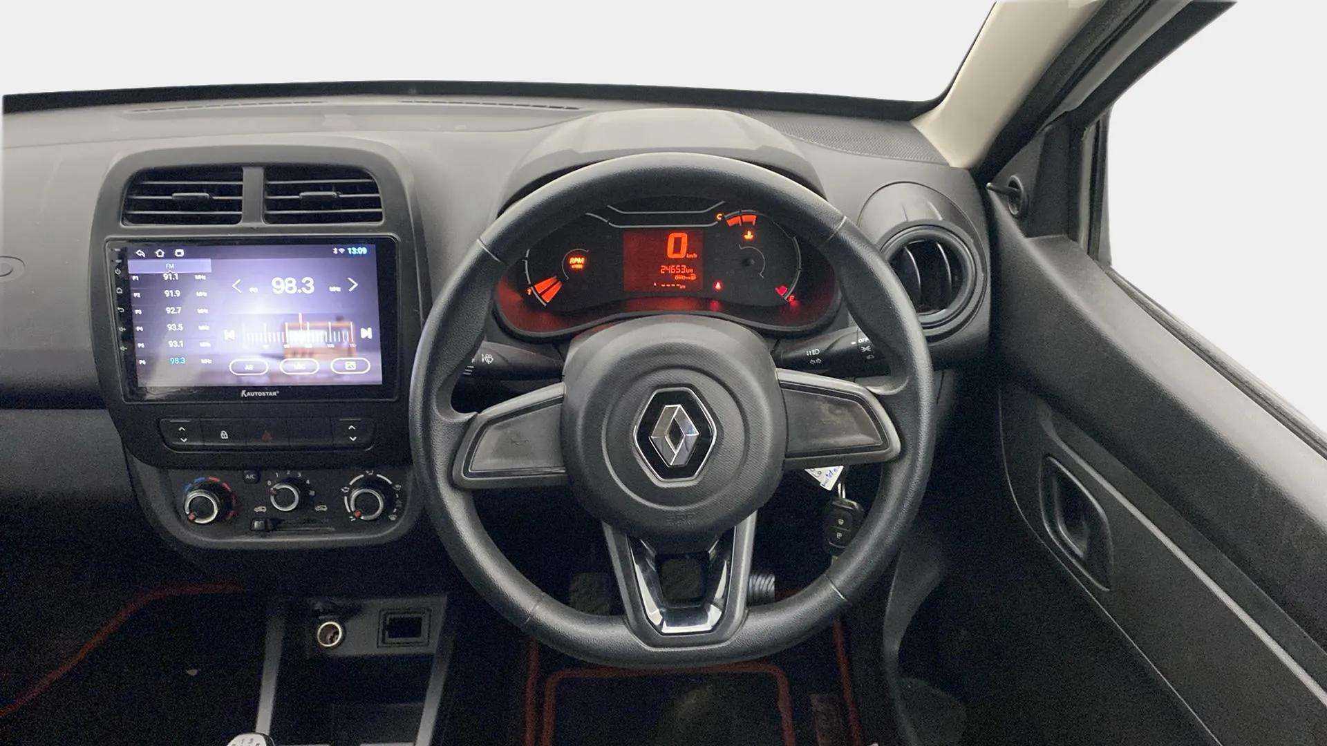 Steering-wheel-close-up-29