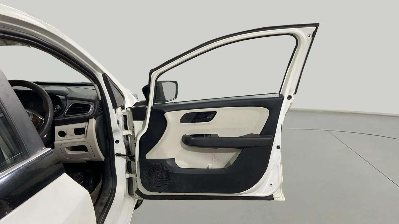 2024 Tata ALTROZ XE CNG, CNG, Manual, 28,101 km, RHS Front Door
