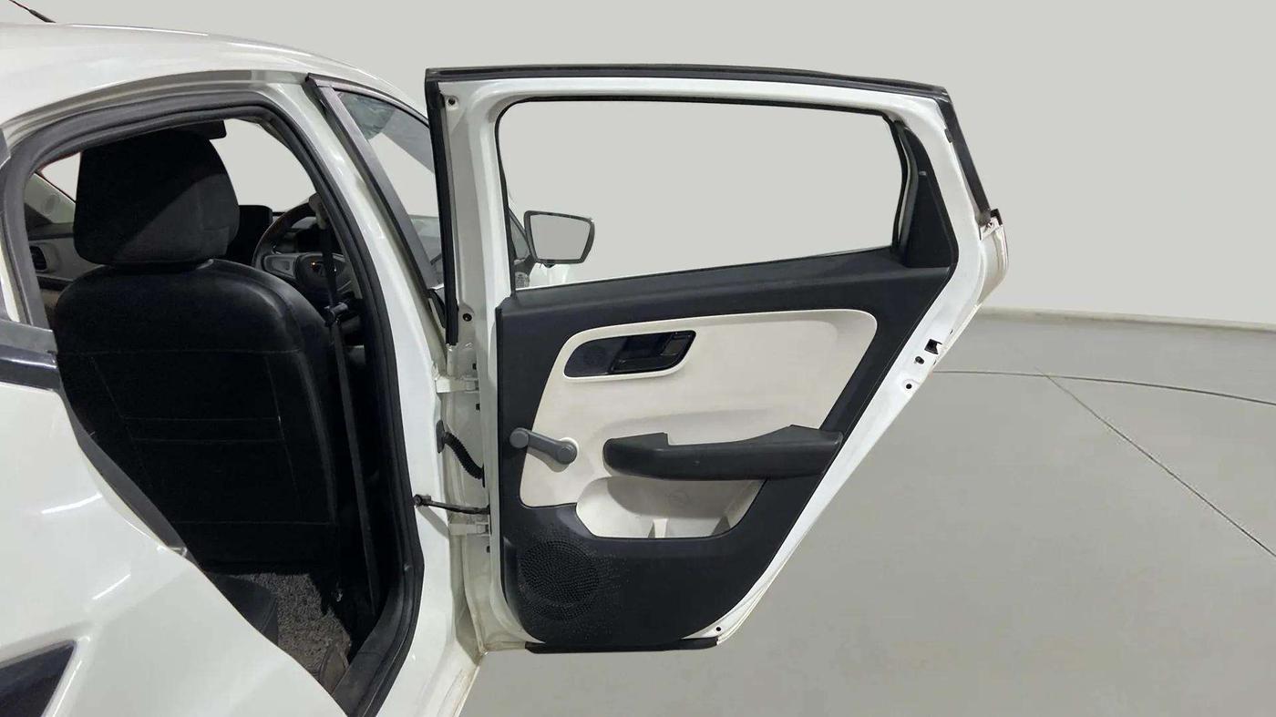 2024 Tata ALTROZ XE CNG, CNG, Manual, 28,101 km, RHS Rear Door