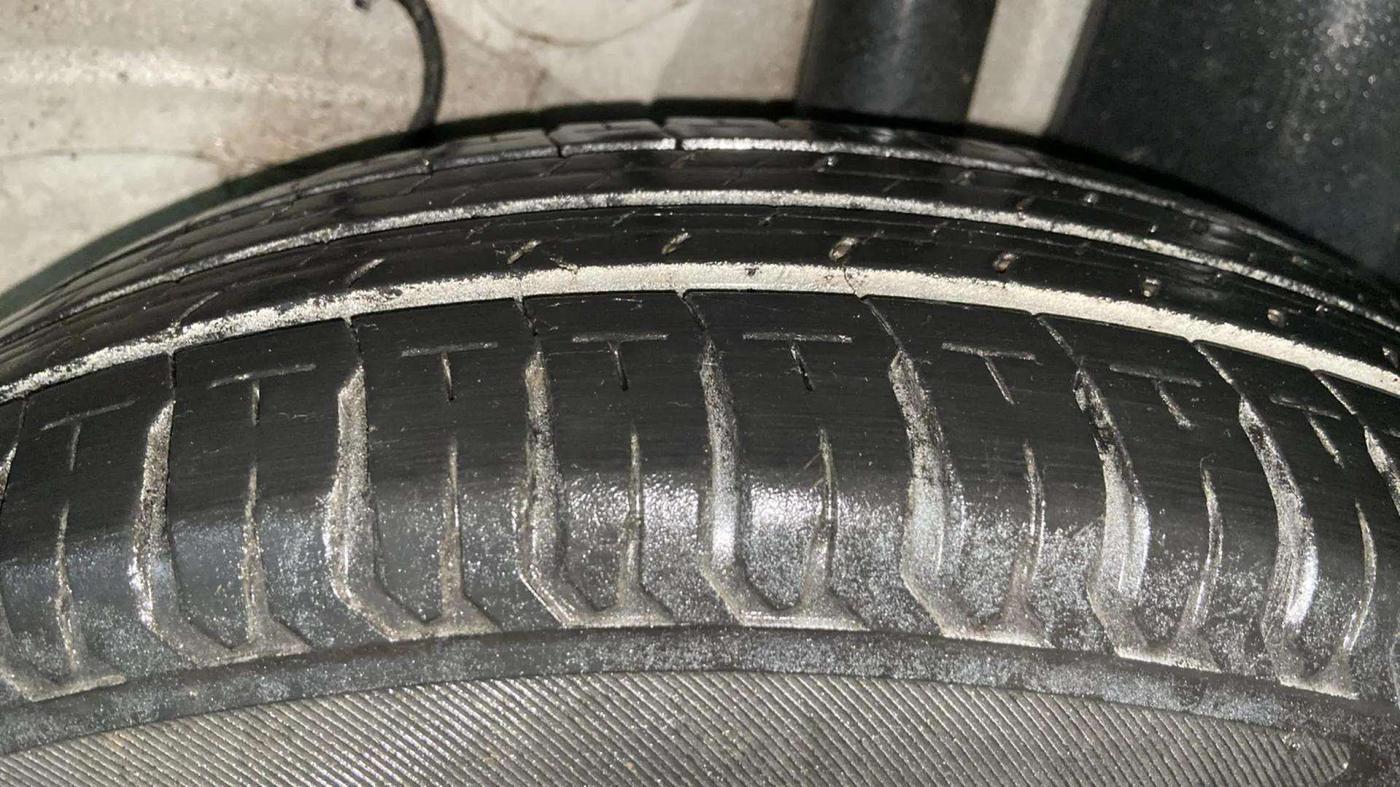 2024 Tata ALTROZ XE CNG, CNG, Manual, 28,101 km, Left Rear Tyre Tread