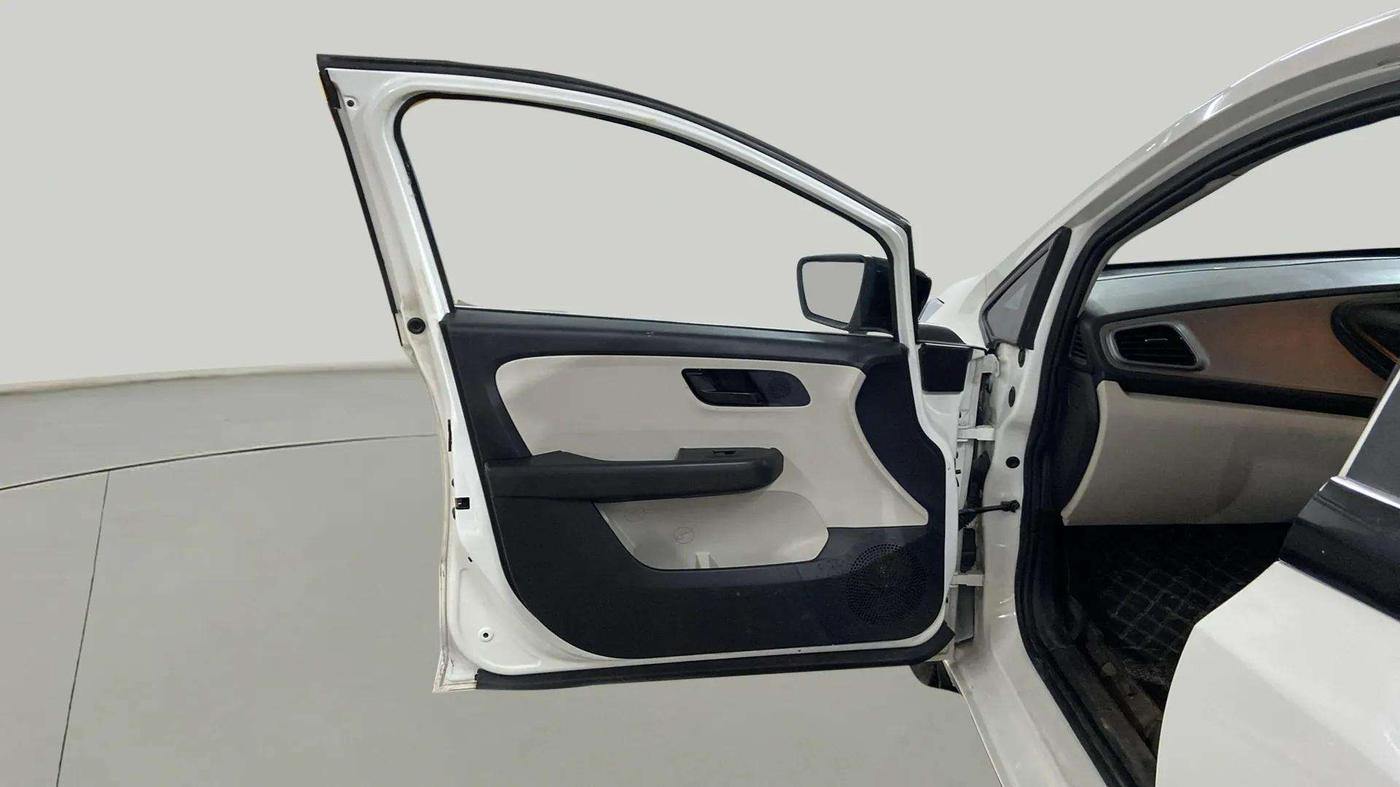 2024 Tata ALTROZ XE CNG, CNG, Manual, 28,101 km, LHS Front Door